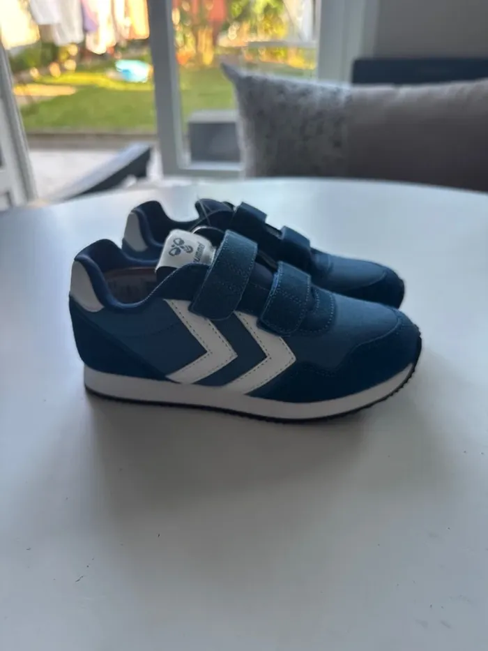Baskets Hummel bleues et blanches – Taille 33 – Neuves étiquette