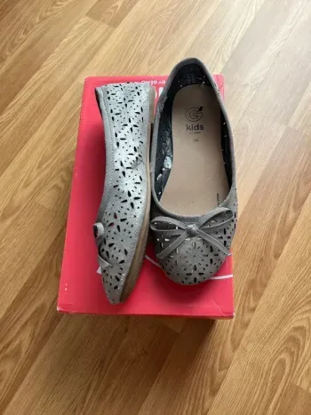 Ballerines fille grises ajourées – G Kids – Pointure 34