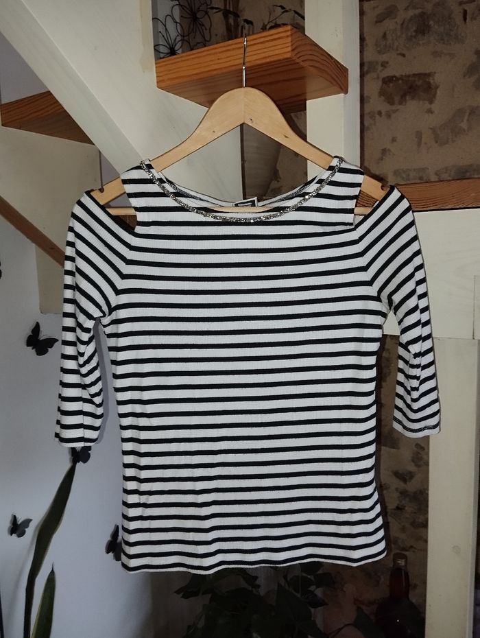 Pull fin à rayures épaules dénudées