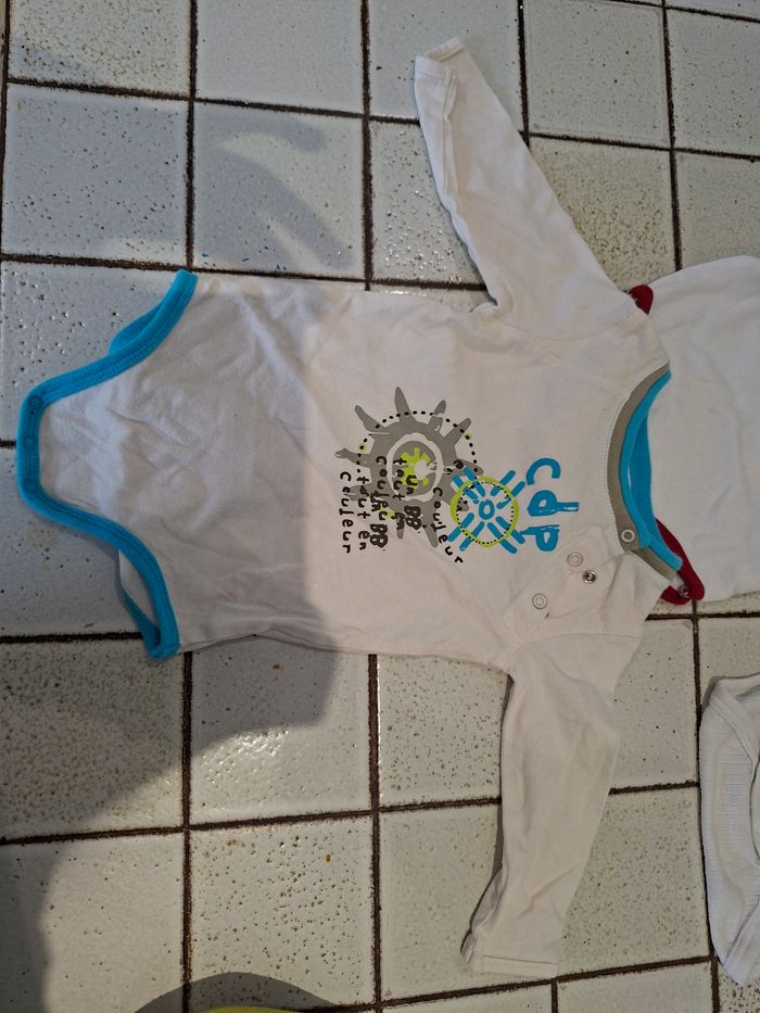 Lot bodys et tee shirt - photo numéro 4