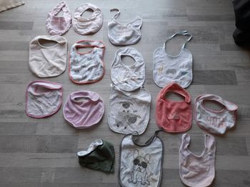 Lot 12 bavoirs fille ou mixte