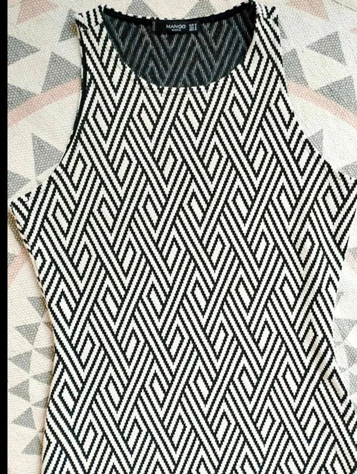 Robe  courte  moulante graphique  -  Noir écru - Mango - M- Parfait  état - photo numéro 6