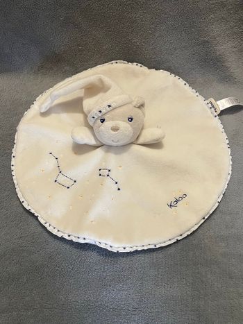 Doudou plat rond ours blanc cassé ma petite étoiles constellation luminescent 2017 Kaloo