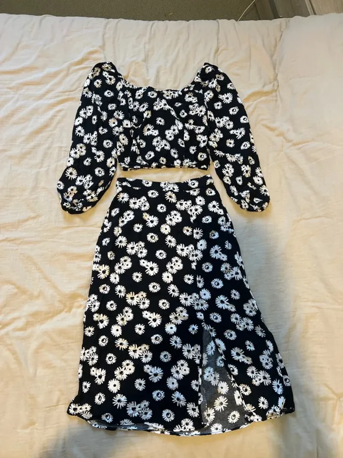 Ensemble jupe à fente et top à fleur