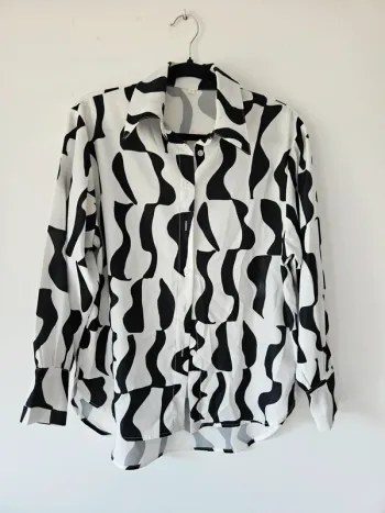 Chemise noire et blanche à longues manches motifs seventies taille 38 / M