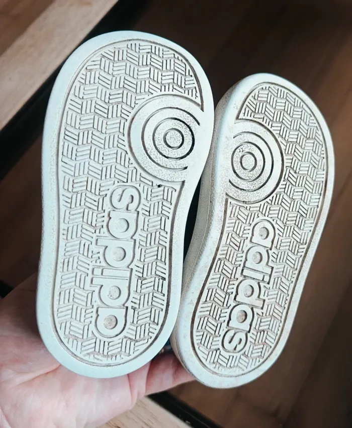 Chaussures à scratch Adidas pointure 21 - photo numéro 3