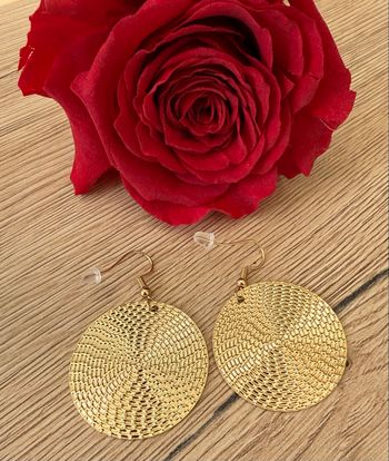 Boucles d’oreilles pendantes dorées style martelé 