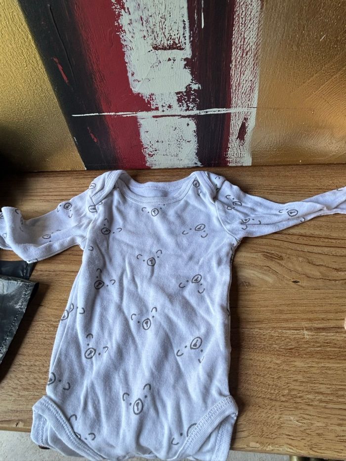 Lot 4 body 6 mois - photo numéro 2