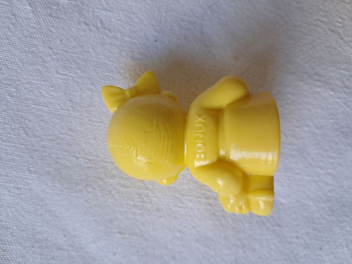 Figurine kiki fille jaune lessive Bonux H 4 cm embout de crayon ancien vintage - photo numéro 2