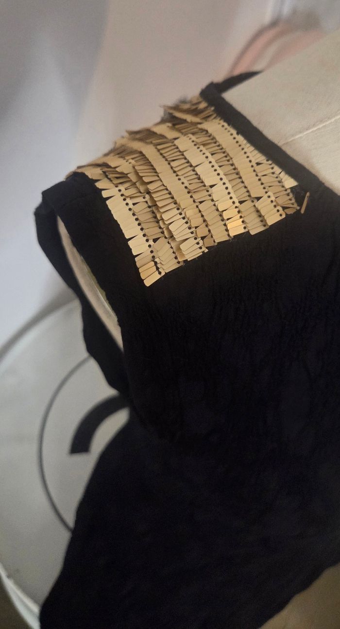 ROBE NAF NAF NOIRE – ÉPAULES BIJOUX DORÉES – T40 - photo numéro 4