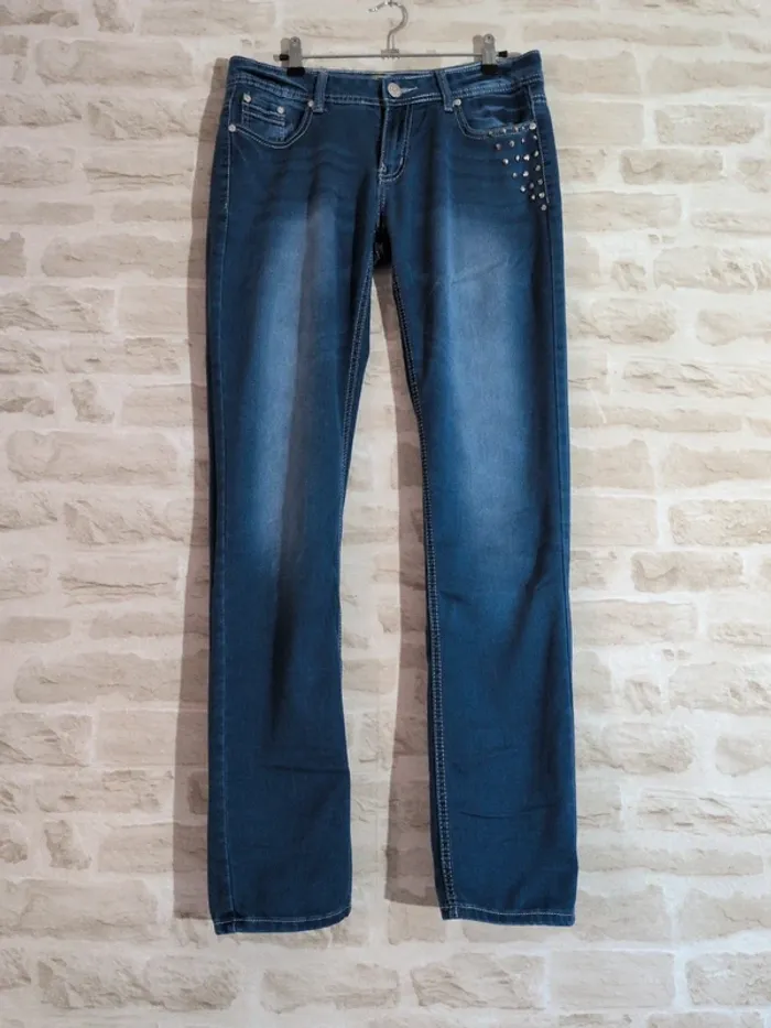 Jovial Jean – Taille L – Bleu foncé avec strass au niveau des poches