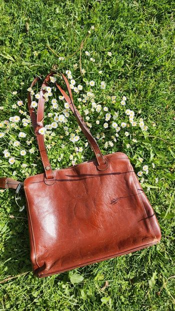 Adorable sac à main porté epaules en cuir vintage