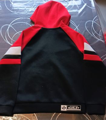 Sweat à capuche bicolore noir/rouge