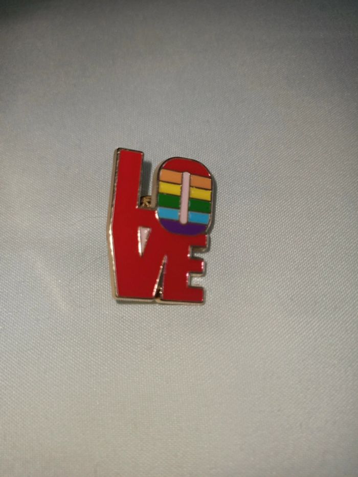 Pins Love LGBT arc en ciel - photo numéro 2
