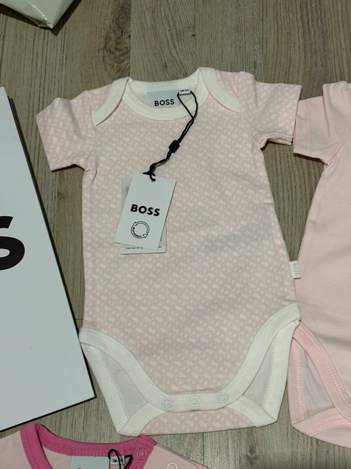 Lot vêtements bébé fille 1 mois BOSS lot de 2 bodies + ensemble t-shirt et short - photo numéro 2
