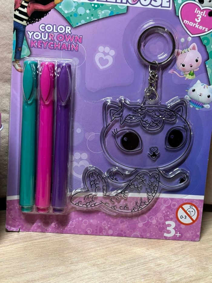 Lot Gabby chat Gabby’s Dollhouse Tirelire + 2 porte-clés à colorier Marine et P’ti chou - photo numéro 2