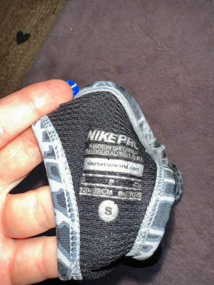 Brassière Nike taille S 8/10 ans - photo numéro 2