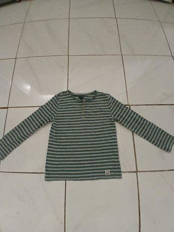 Pull fin en coton garcon taille 8 ans marque kiabi a rayure gris vert