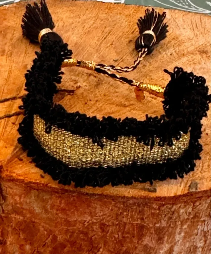 Bracelet manchette fils tissés lins réglable pompons médaille acier de la marque habaha Paris - photo numéro 3