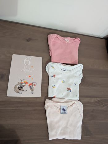 Lot de 3 bodys manches courtes taille 6 mois de la marque petit bateau