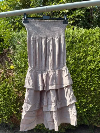 Robe sans bretelles gris maronné à volants – Marque CDC