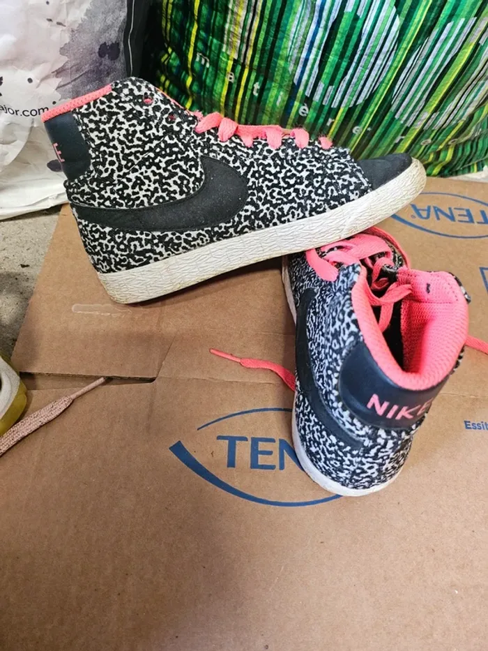 Basket nike noir et rose