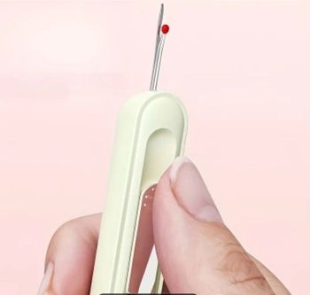 Aiguilles de couture et un enfile-aiguille faciles à utiliser