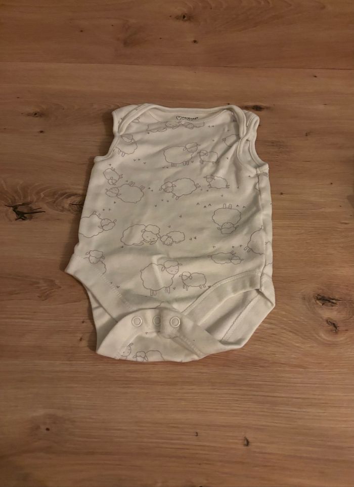 Lots de quatre bodies taille 6/9mois Primark - photo numéro 3