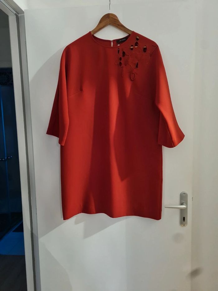 Robe rouge brodee