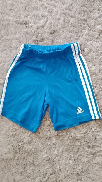 Short Adidas taille 2-3 ans