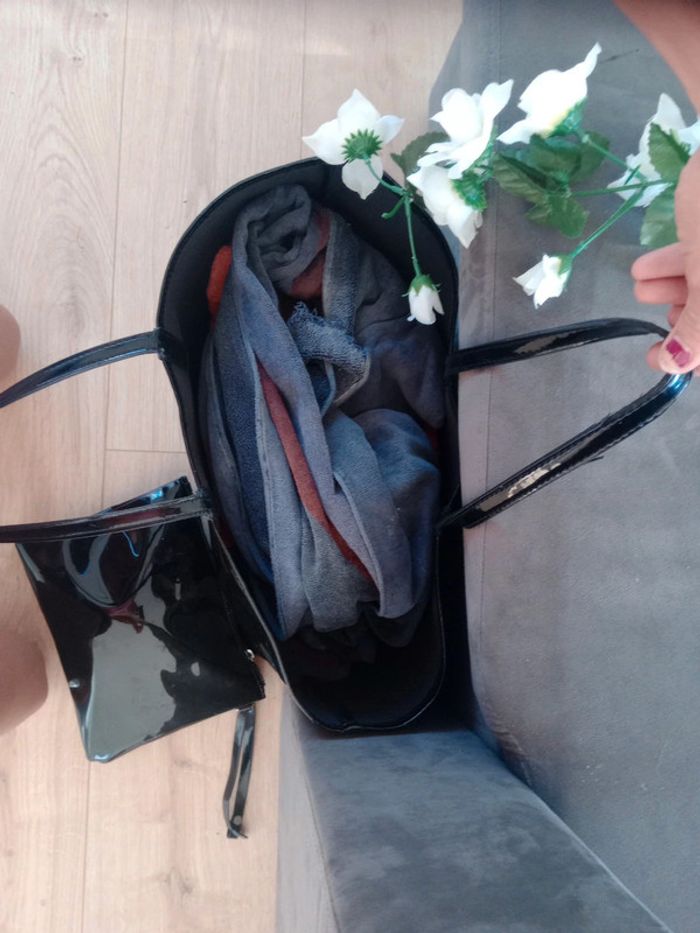 Sac fourre-tout noir brillant avec pochette assortiec83 - photo numéro 7