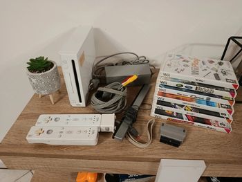 Wii avec 7 jeux et manettes