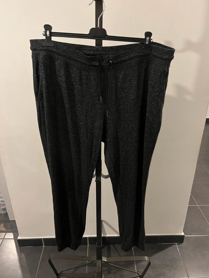 Bas de survêtement gris  Taille XL.