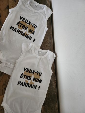 Duo Bodies personnalisés "Veux-tu être mon Parrain / ma Marraine ?Je vous propose ce superbe ensemble de deux bodies pour faire une demande inoubliable au futur parrain et à la future marraine ! Un design moderne et élégant pour un moment riche en émotion