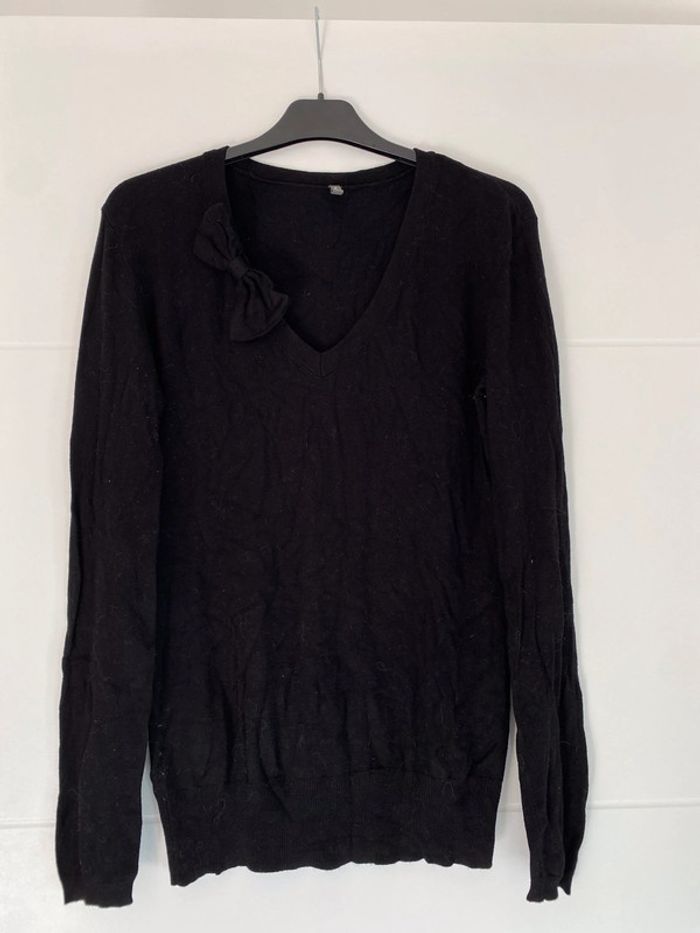 Pull noir avec noeud