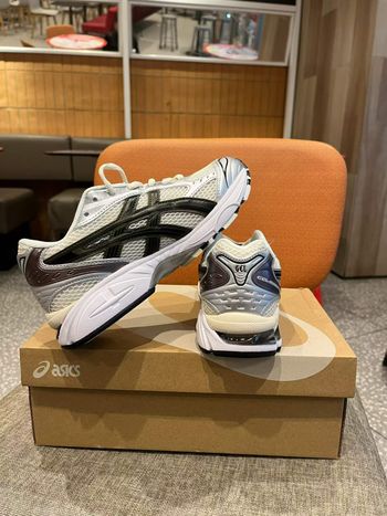 Baskets ASICS Gel-Kayano 14 noires et blanches --- Taille 38