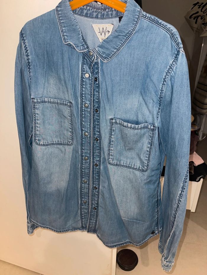 Superbe chemise en jean Ikks , tête de mort en très bon état