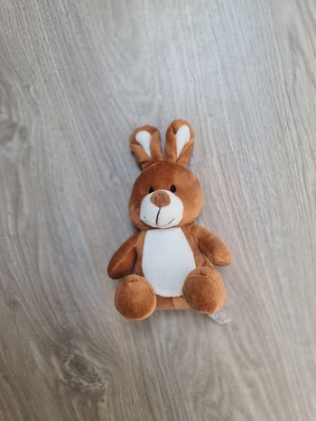 Lapin marron et blanc à offrir ou collectionner.