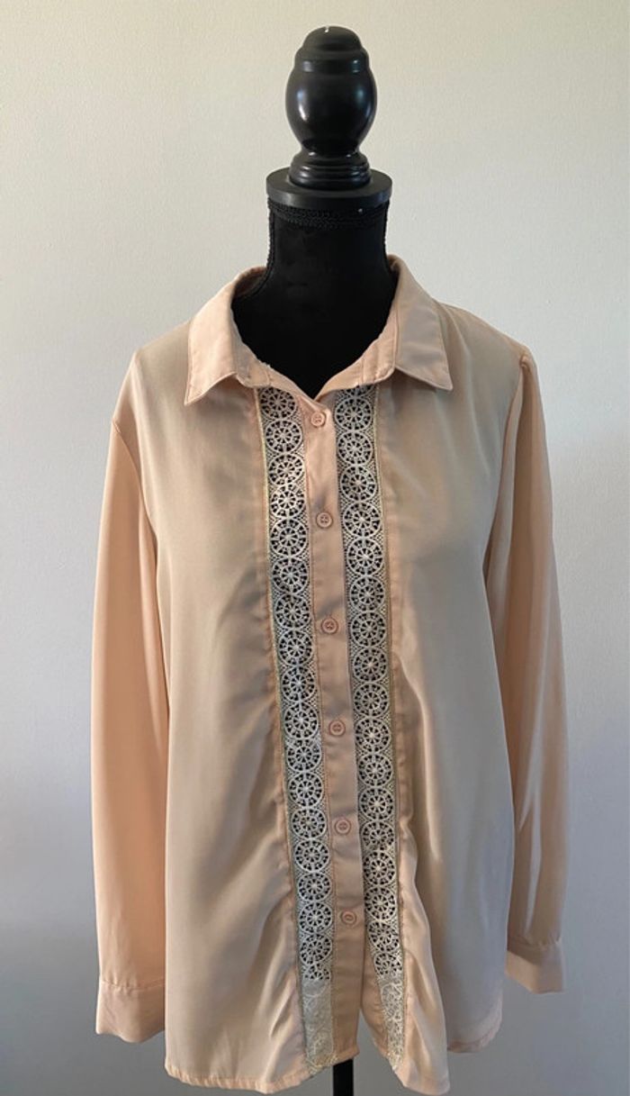 Chemise Queens beige clair avec broderies taille S