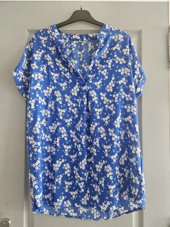 Blouse fleurie à manches courtes - Taille 42 / 44 - Blancheporte - Bleue roi et blanche