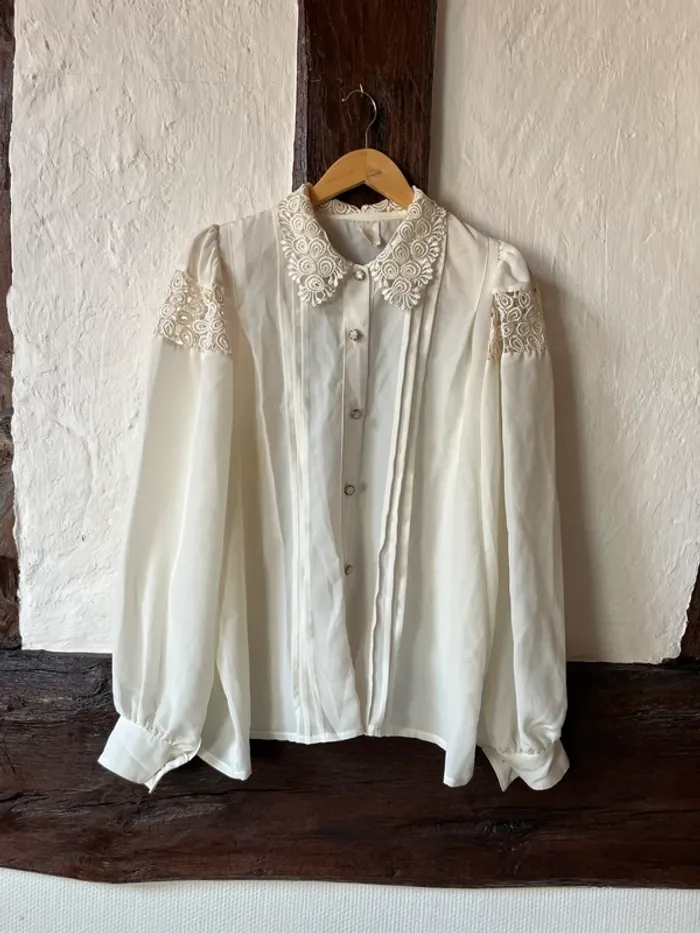 Chemise blanche vintage chic – dentelle & col travaillé – made in France – TU