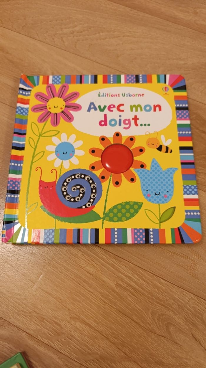 Livre avec mon doigt