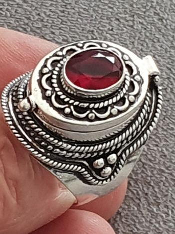 Bague poison rubis en argent vintage