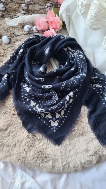 Echarpe impression bandana bleu marine laine douce 