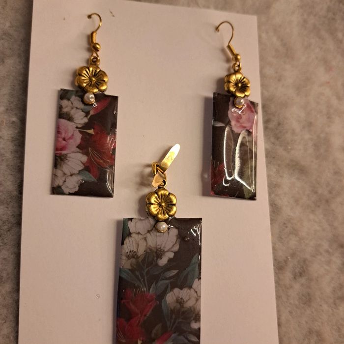 Boucles d'oreilles pendante avec pendentif assortie - photo numéro 6