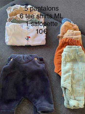 Lot pantalon et tes shirt ML 1 mois