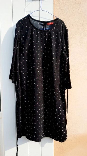Robe noire à petits motifs