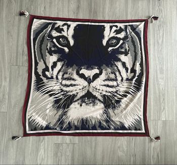 Foulard châle oversize tigre Galeries Lafayette 105x105cm