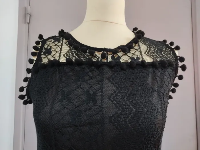 Robe courte noire dentelle pompons Vintage M TBE - photo numéro 2
