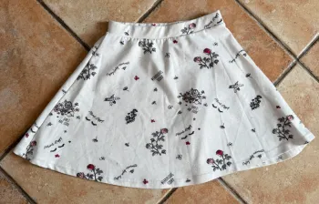 Jupe crème avec motifs fleurs taille 10 ans gemo